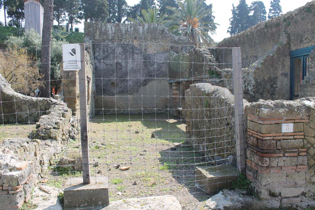 Ins. Orientalis I.3, Herculaneum, March 2014. Looking east through entrance doorway to stables area.
Foto Annette Haug, ERC Grant 681269 DÉCOR